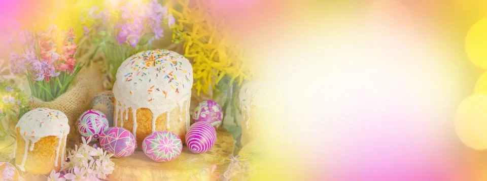 Easter banner with Easter eggs and Easter cake 스톡 사진