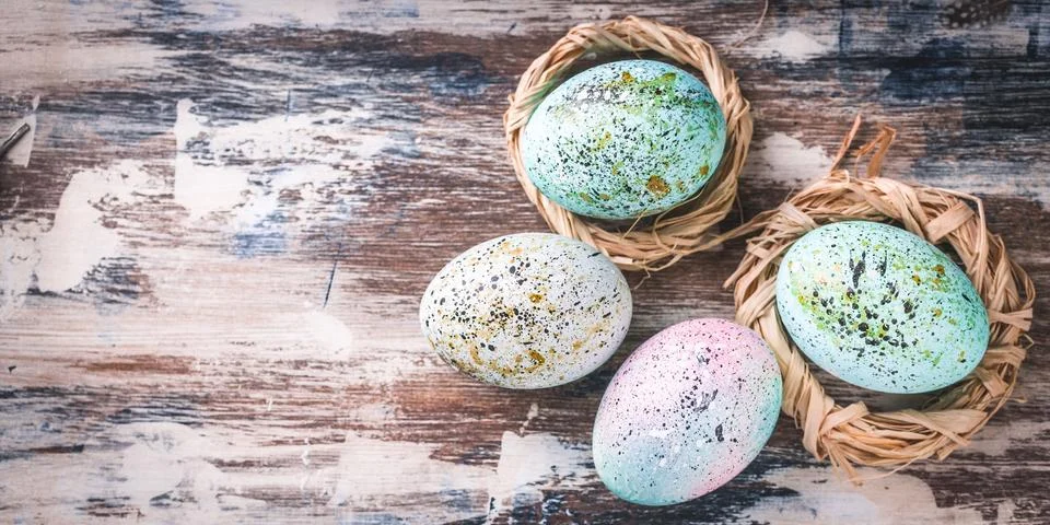 Easter banner. Easter eggs in nests. Rustic surface. Vertical shot Foto stock