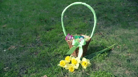 Easter basket with Easter eggs 動画素材 60769809