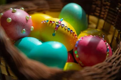 Easter basket with eggs close-up Foto stock
