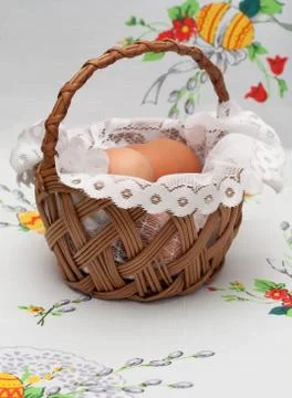 Easter basket with eggs Foto stock