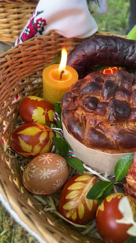 An Easter basket filled with bread, eggs, and sausage is a cherished holiday Stockbeeldmateriaal 306087475