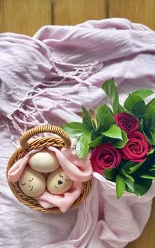 Easter Basket With Smiley Eggs And Roses Stock-Fotos