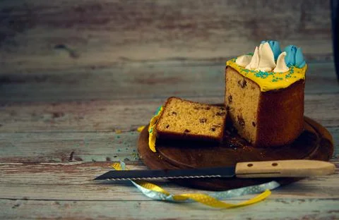 Easter board. Easter cake with cream decorated  in the colors of the Ukrainia Stock Photos