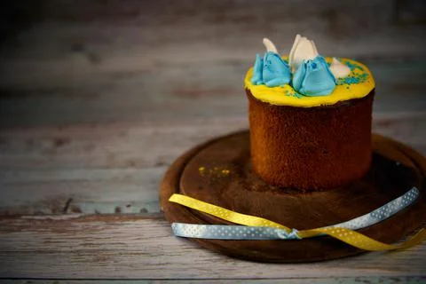 Easter board. Easter cake with cream decorated  in the colors of the Ukrainia Stock Photos