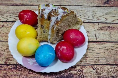 Easter bread and eggs on a plate Foto stock