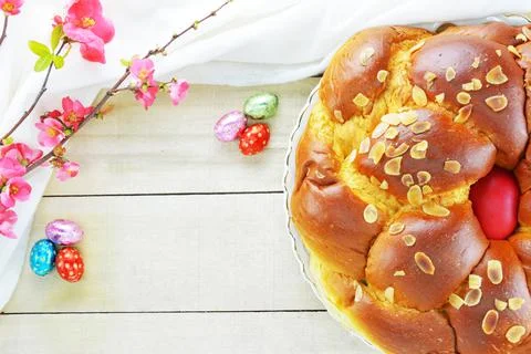 Easter bread ,mini chocolate eggs and flowering quince Foto stock