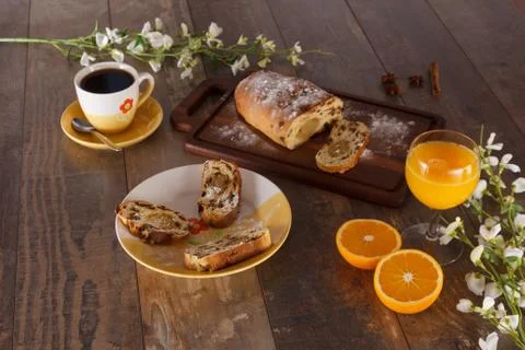 Easter breakfast with raisin bread, orange juice and coffee Foto stock