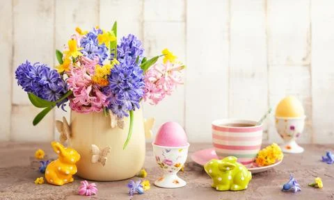 Easter breakfast table with flowers and  Easter decor Stockfoto's