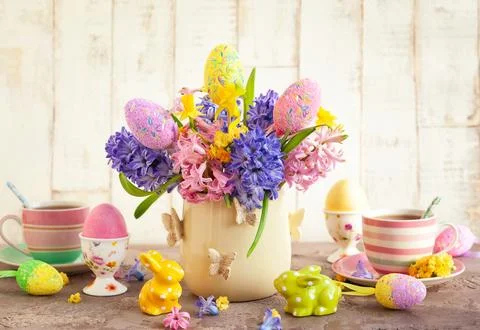 Easter breakfast table with flowers and  Easter decor Stockfoto's