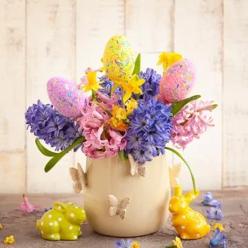 Easter breakfast table with flowers and  Easter decor Stockfoto's