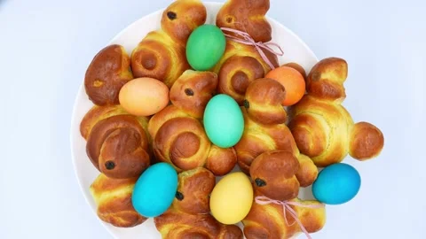 Easter bunnies and easter eggs on a white plate rotate slowly Stock Footage 169571781