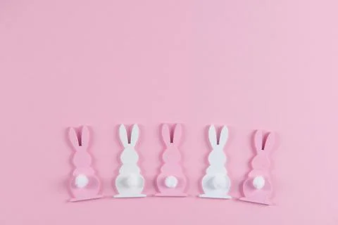 Easter bunnies on pink background, easter greeting card, top view Foto stock