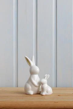 Easter bunnies, two white ceramic figurines on the table. Copy space. Stock-Fotos
