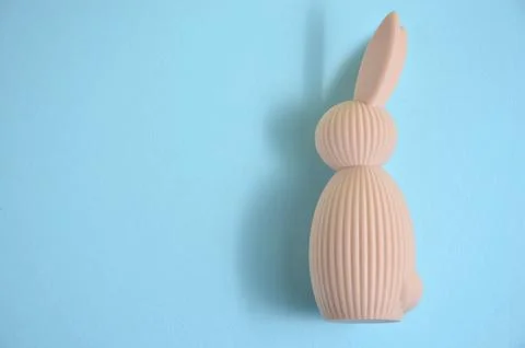 Easter Bunny beige on a blue background. Stock-Fotos