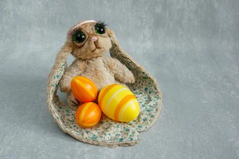 Easter bunny with a colored eggs Foto stock
