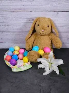 Easter Bunny with Easter Eggs and white lily Stockfoto's