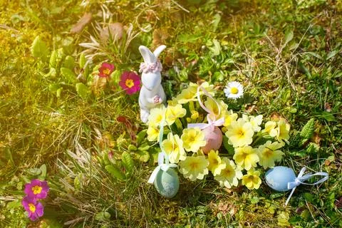 Easter bunny with Easter eggs on the green lawn Foto stock