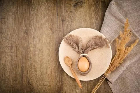 Easter bunny egg decoration on rustic wood table Foto stock