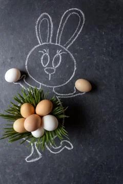 Easter bunny with eggs. Green grass and eggs. Chalk drawn bunny with real gra Foto stock