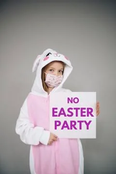 Easter bunny with face protective mask holding white board no easter party Foto stock