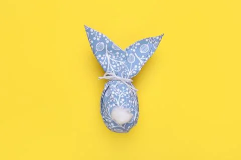 Easter bunny made of paper with pattern and egg on yellow background, top vie 스톡 사진