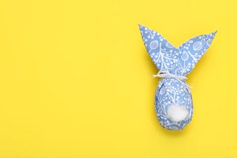Easter bunny made of paper with pattern and egg on yellow background, top v.. 스톡 사진