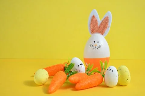 Easter bunny, mark and eggs on a yellow background. Easter. Stock-Fotos
