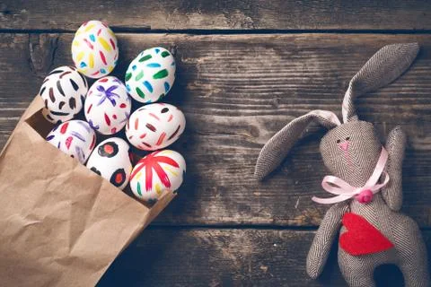 Easter bunny on old boards Stock-Fotos