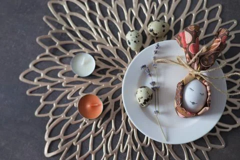Easter bunny paper gift egg wrapping diy idea. Foto stock