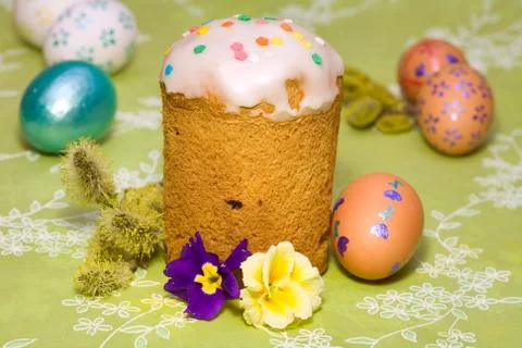 Easter cake  and colored easter eggs Foto stock