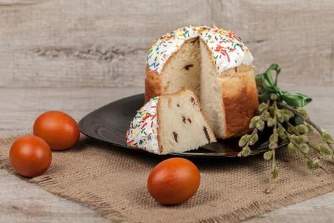 Easter cake and colored eggs 库存照片