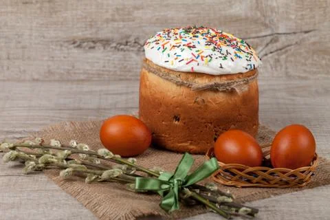 Easter cake and colored eggs 库存照片