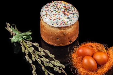 Easter cake and colored eggs Stockfoto's