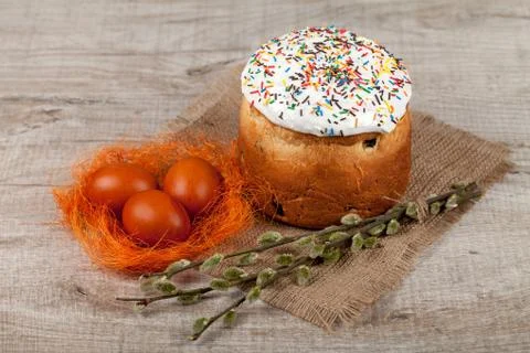 Easter cake and colored eggs Foto stock