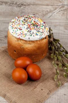 Easter cake and colored eggs 스톡 사진