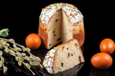 Easter cake and colored eggs 스톡 사진