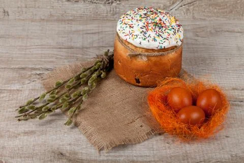 Easter cake and colored eggs 스톡 사진