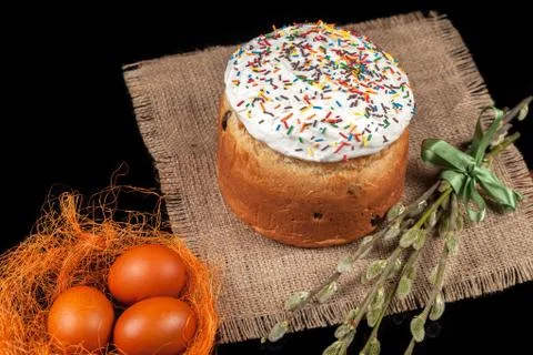 Easter cake and colored eggs 스톡 사진