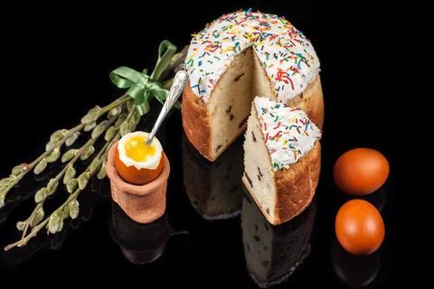 Easter cake and colored eggs Stock Photos