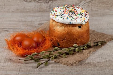 Easter cake and colored eggs Stock Photos