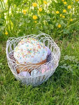 Easter cake and colorful Easter eggs in the wicker basket. Foto stock