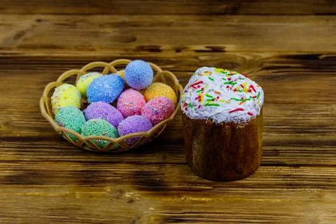 Easter cake and easter eggs on a wooden table Foto stock