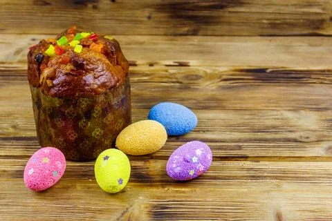 Easter cake and easter eggs on a wooden table Foto stock