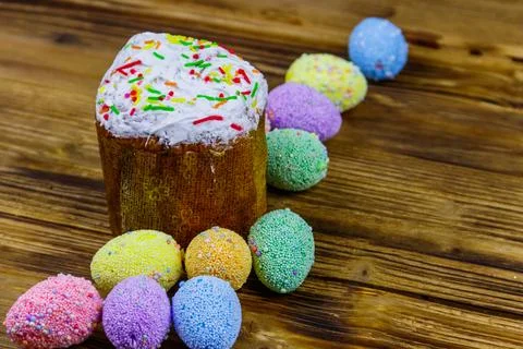 Easter cake and easter eggs on a wooden table Foto stock