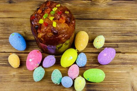 Easter cake and easter eggs on a wooden table. Top view Foto stock