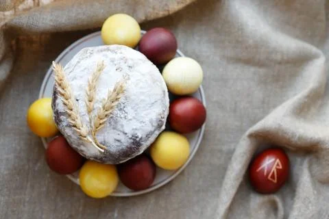 Easter cake and eggs on burlap. Selective focus, top view. Foto stock