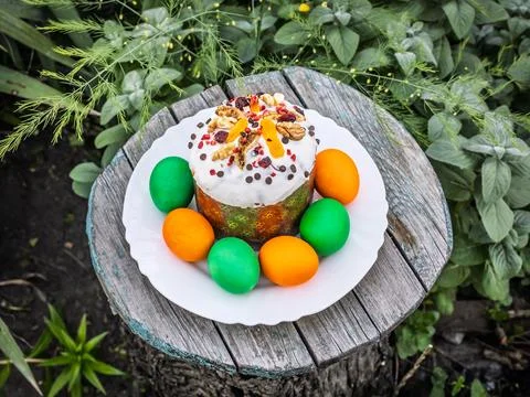 Easter cake and eggs on the old wooden table. Foto stock