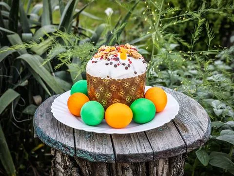 Easter cake and eggs on the old wooden table. Foto stock