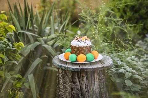Easter cake and eggs on the old wooden table. Foto stock